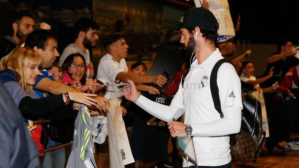 Isco, con los aficionados a la llegada a Barcelona