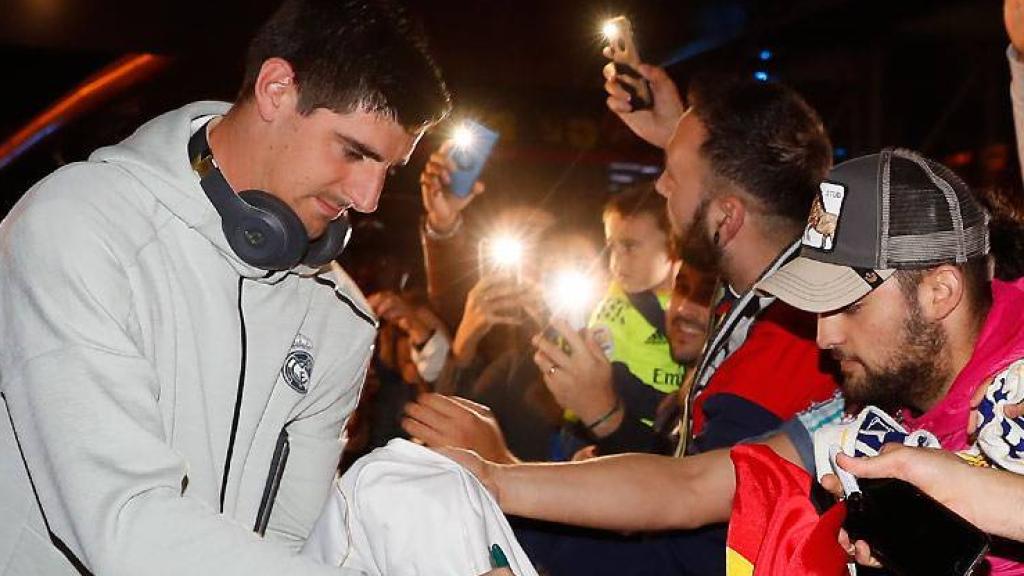 Courtois, con los aficionados a la llegada a Barcelona