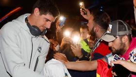 Courtois, con los aficionados a la llegada a Barcelona