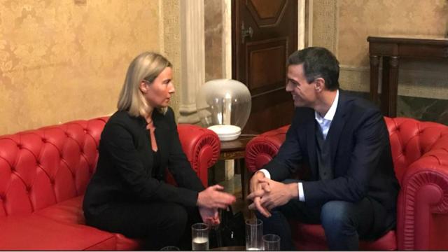 Federica Mogherini, alta representante de la UE, con el presidente Pedro Sánchez en Milán.