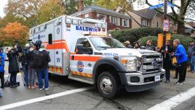 Una ambulancia sale de la sinagoga Tree of Life de Pittsburg, Pensilvania.