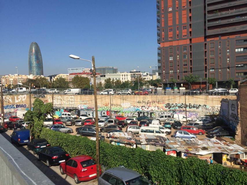 A la izquierda, la Torre Agbar. Abajo a la derecha, un asentamiento chabolista