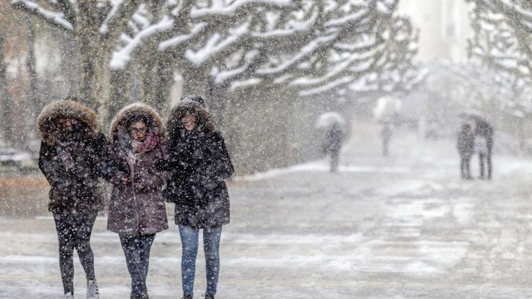 Varias personas caminan entre la nieve en Burgos.