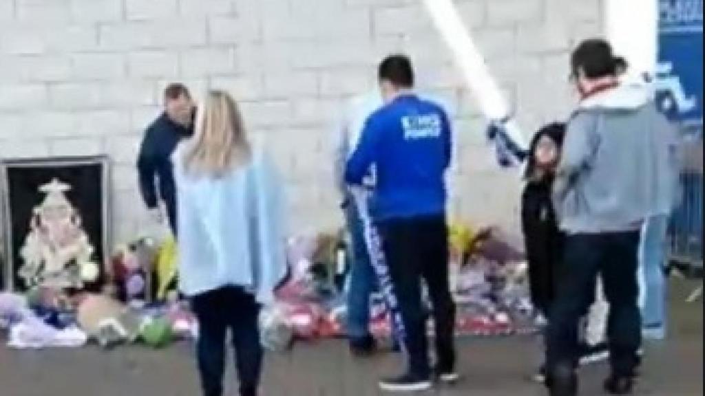 Aficionados del Leicester preparando el altar