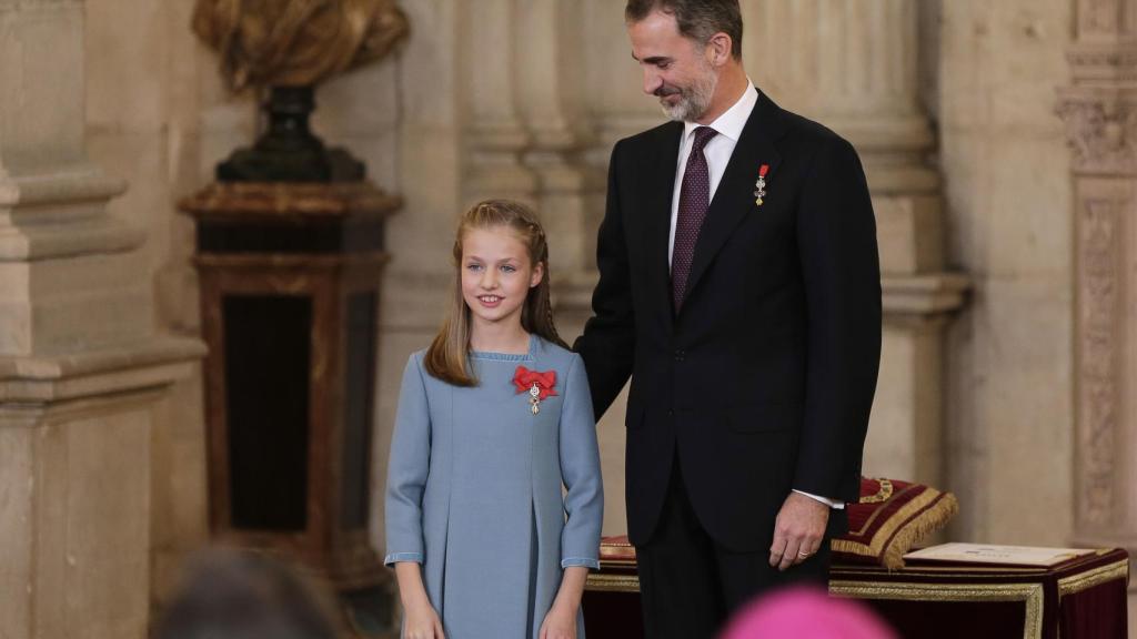 El rey Felipe impone el Toisón de Oro a su primogénita y heredera al trono.