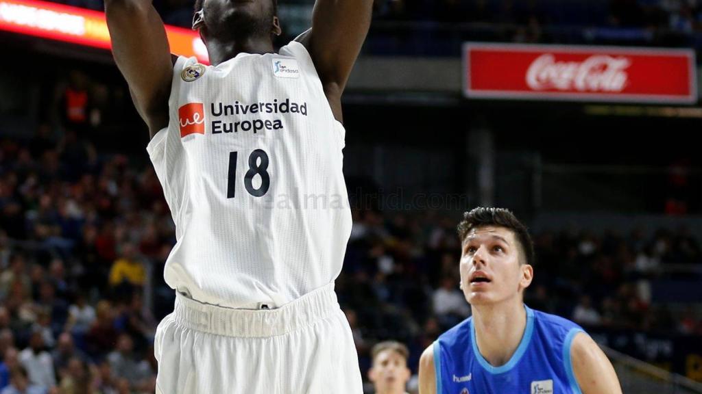 Usman Garuba anota su primera canasta como jugador del Real Madrid. Foto: realmadrid.com