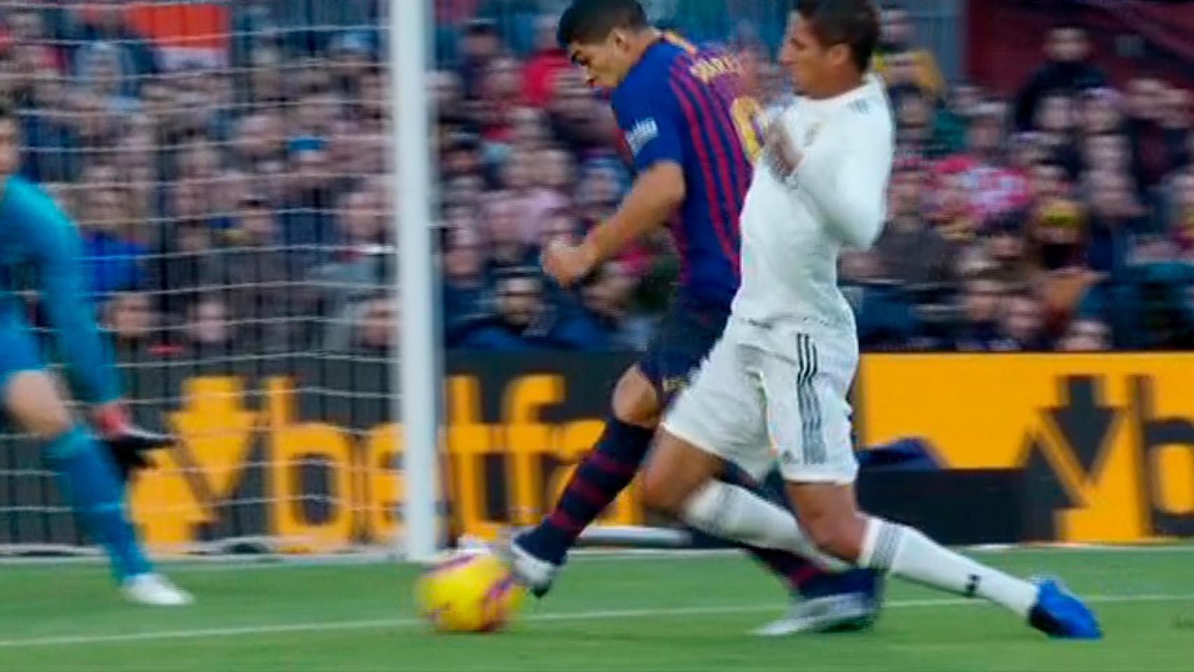 Penalti de Varane sobre Luis Suárez