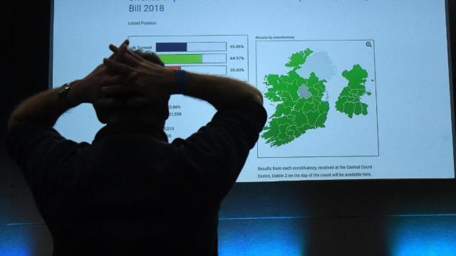 Un hombre observa los resultados del referéndum que ha despenalizado la blasfemia.