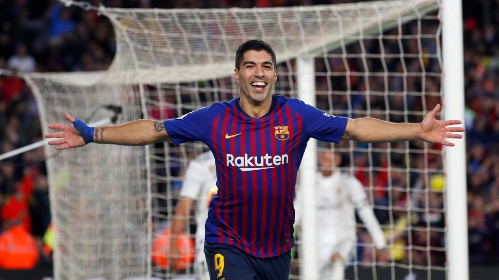 Luis Suárez celebra su hat-trick.