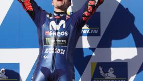 Maverick Viñales celebra en el podio su victoria en el Gran Premio de Australia.