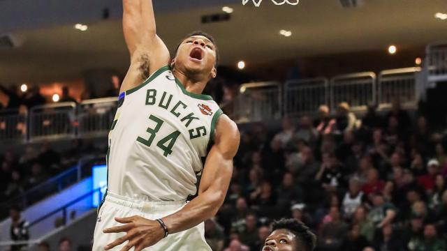 Giannis Antetokounmpo realizando un mate