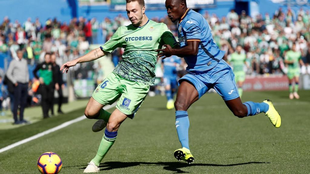 Loren y Amath peleando un balón en el Getafe - Betis