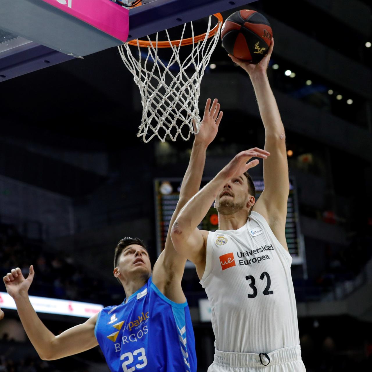 Ognjen Kuzmic anotando una bandeja