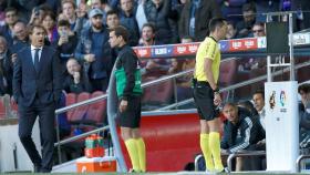 Sánchez Martínez consulta el VAR durante el  Barcelona - Real Madrid