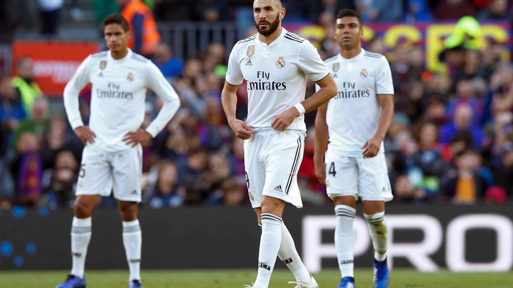 Benzema, Varane y Casemiro tras el segundo gol del FC Barcelona en El Clásico