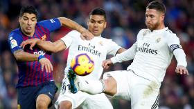 Sergio Ramos y Casemiro luchan un balón con Luis Suárez