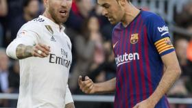 Sergio Ramos y  Sergio Busquets durante el último Clásico de La Liga