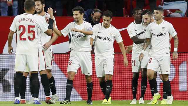 Los jugadores del Sevilla celebran un gol ante el Huesca