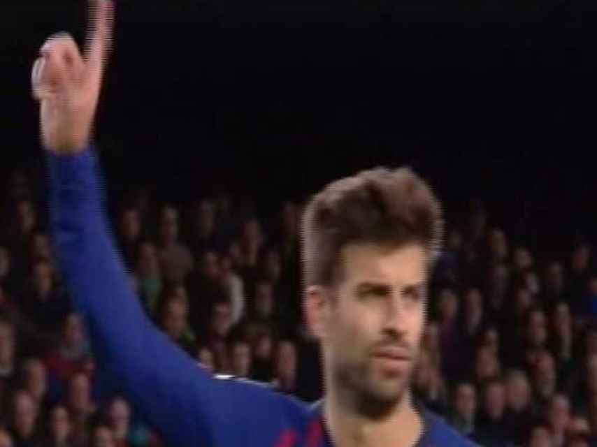 Piqué se dirige a la grada