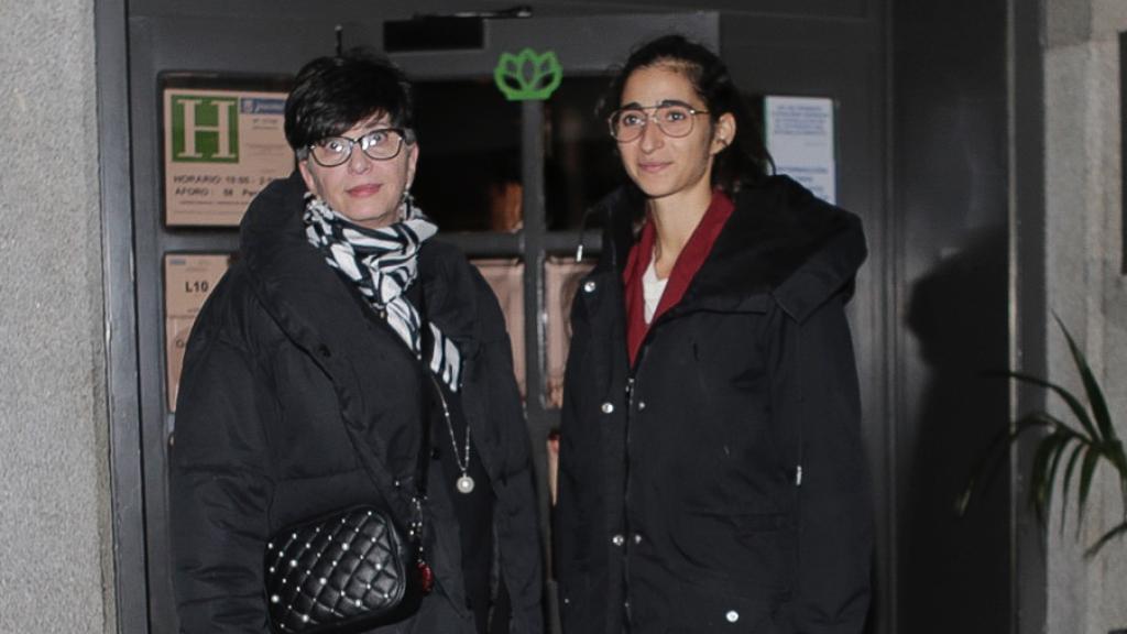 Alba Flores con su madre saliendo del local donde se celebró su cumpleaños.