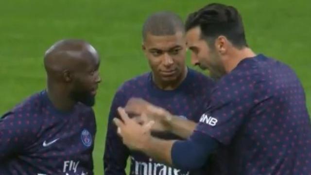 Buffon charla con Mbappé tras llegar tarde a la charla de Tuchel