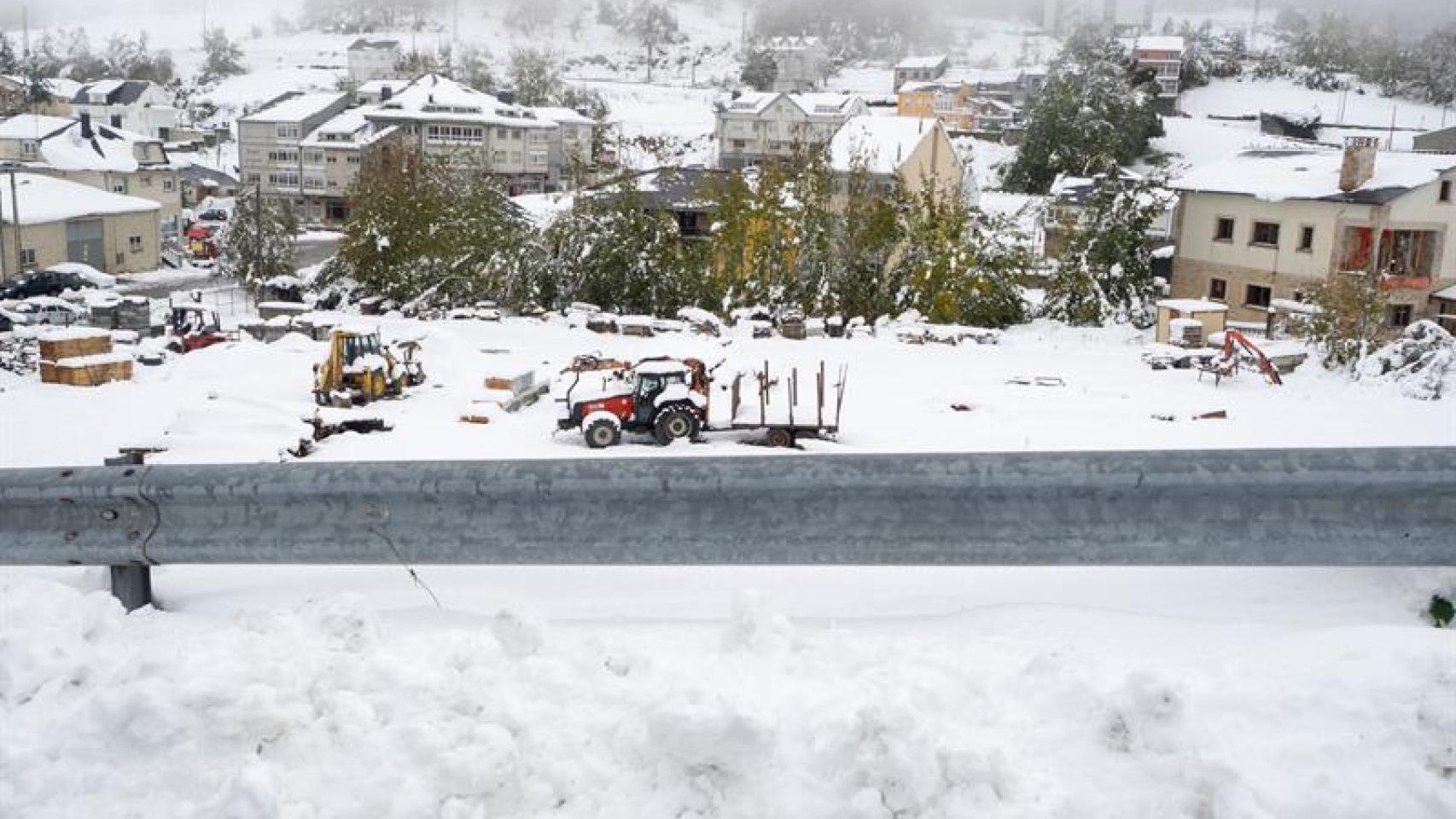 Vista del pueblo de Pedrafita do Cebreiro (Galicia) que se encuentra cubierto por la nieve.