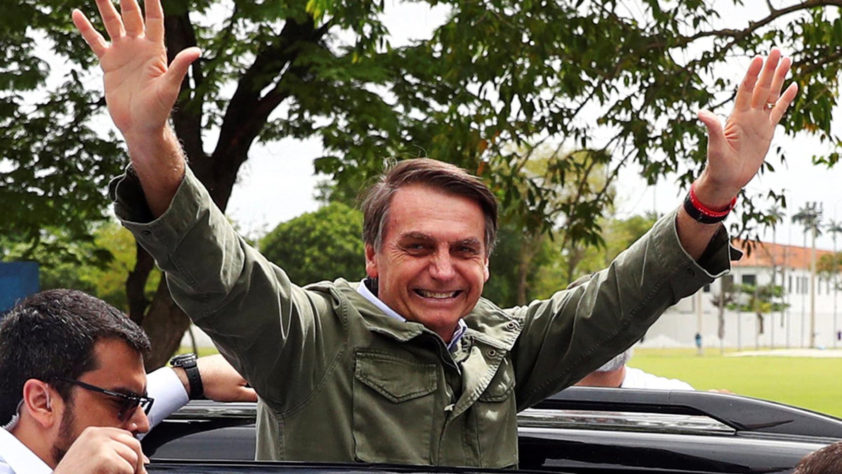 El ultraderechista Jair Bolsonaro Bolsonaro saluda a sus simpatizantes, este domingo en Río de Janeiro.