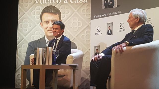 El candidato a la alcaldía de Barcelona, Manuel Valls, junto a Mario Vargas Llosa.