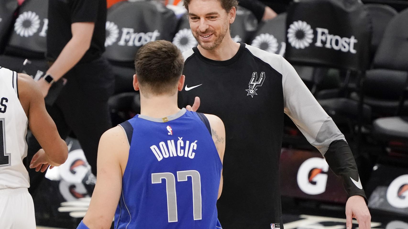 Doncic saluda a Pau Gasol antes del partido.