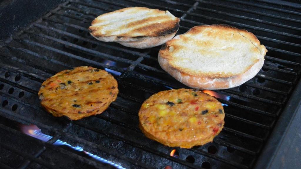 O las hacemos nosotros, o mejor prescindir de las hamburguesas que nos venden como vegetales.