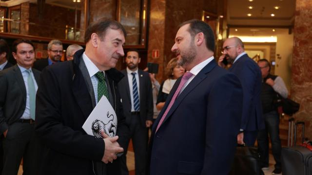 El director de El Español Pedro J. Ramírez junto con el ministro de Fomento José Luis Ábalos.