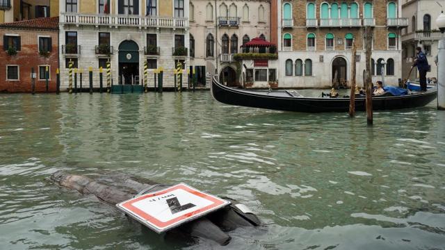 Vista de una señal derribada durante una de las tormentas que han caído sobre Venecia.