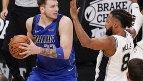 Doncic encara a Mills, jugador de los Spurs.