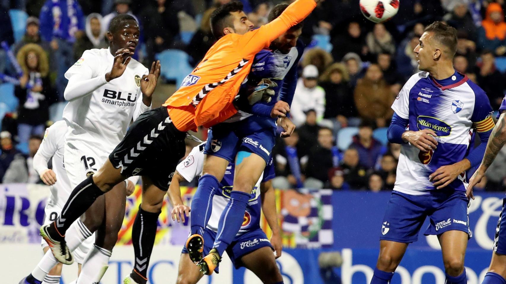 El portero del Ebro despeja de puños un balón ante el Valencia