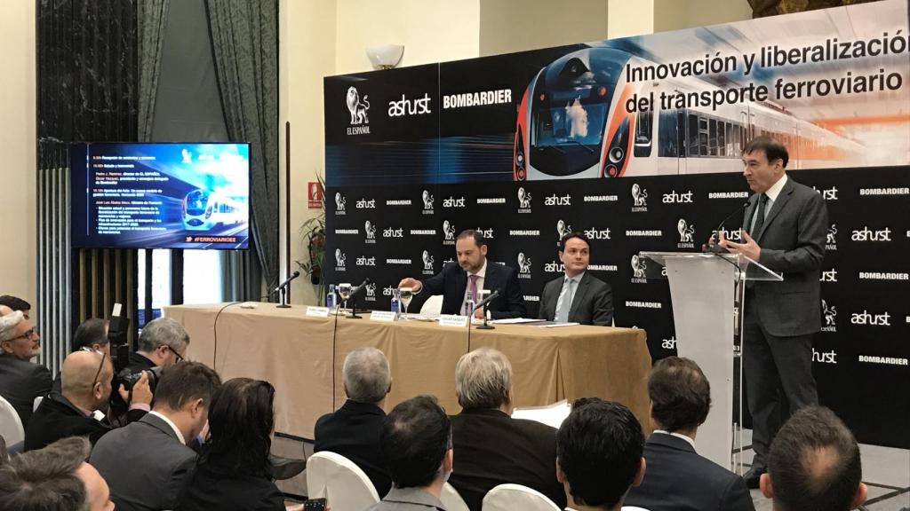 José Luis Ábalos, ministro de Fomento; Óscar Vázquez, presidente de Bombardier España; y Pedro J. Ramírez, durante el I Foro Ferroviario de EL ESPAÑOL.