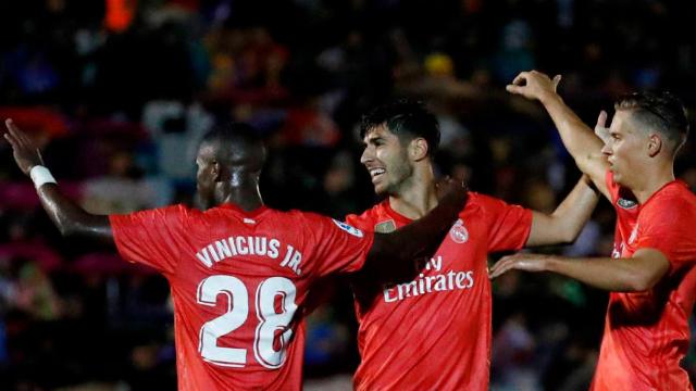 Vinicius y Llorente felicitan a Asensio por su gol