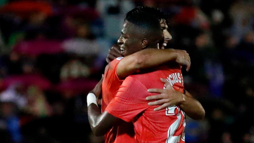 Asensio y Vinicius celebran un gol del español