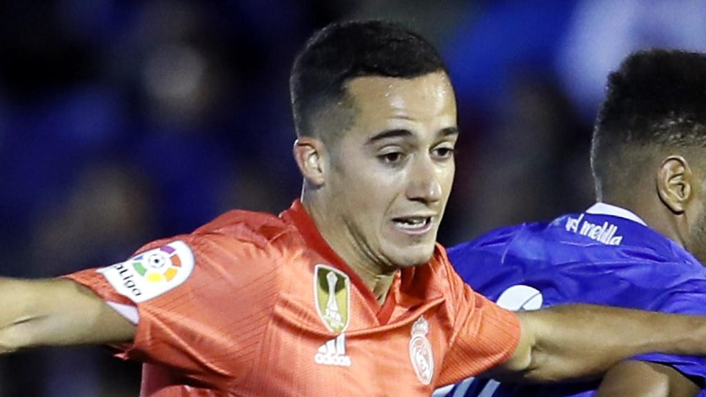 El centrocampista del Melilla Antonio Otegui pelea por un balón contra el jugador del Real Madrid Lucas Vázquez