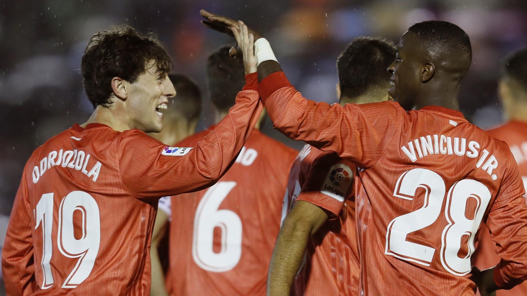 El defensa del Real Madrid Álvaro Odriozola celebra con sus compañeros su gol ante el Melilla