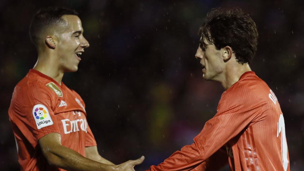 Álvaro Odriozola celebra con Lucas Vázquez su gol ante el Melilla