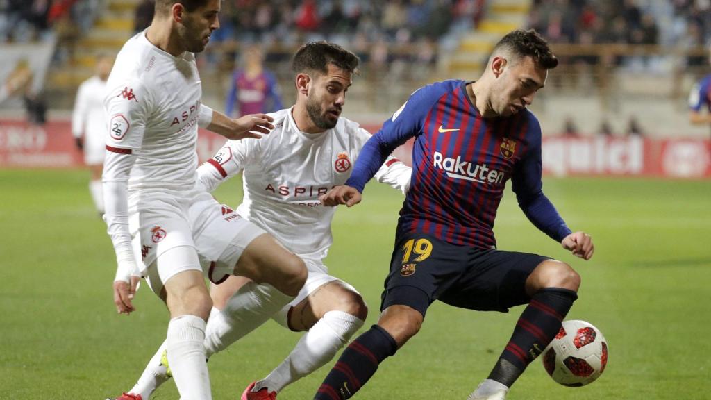 Munir disputa un balón ante dos rivales