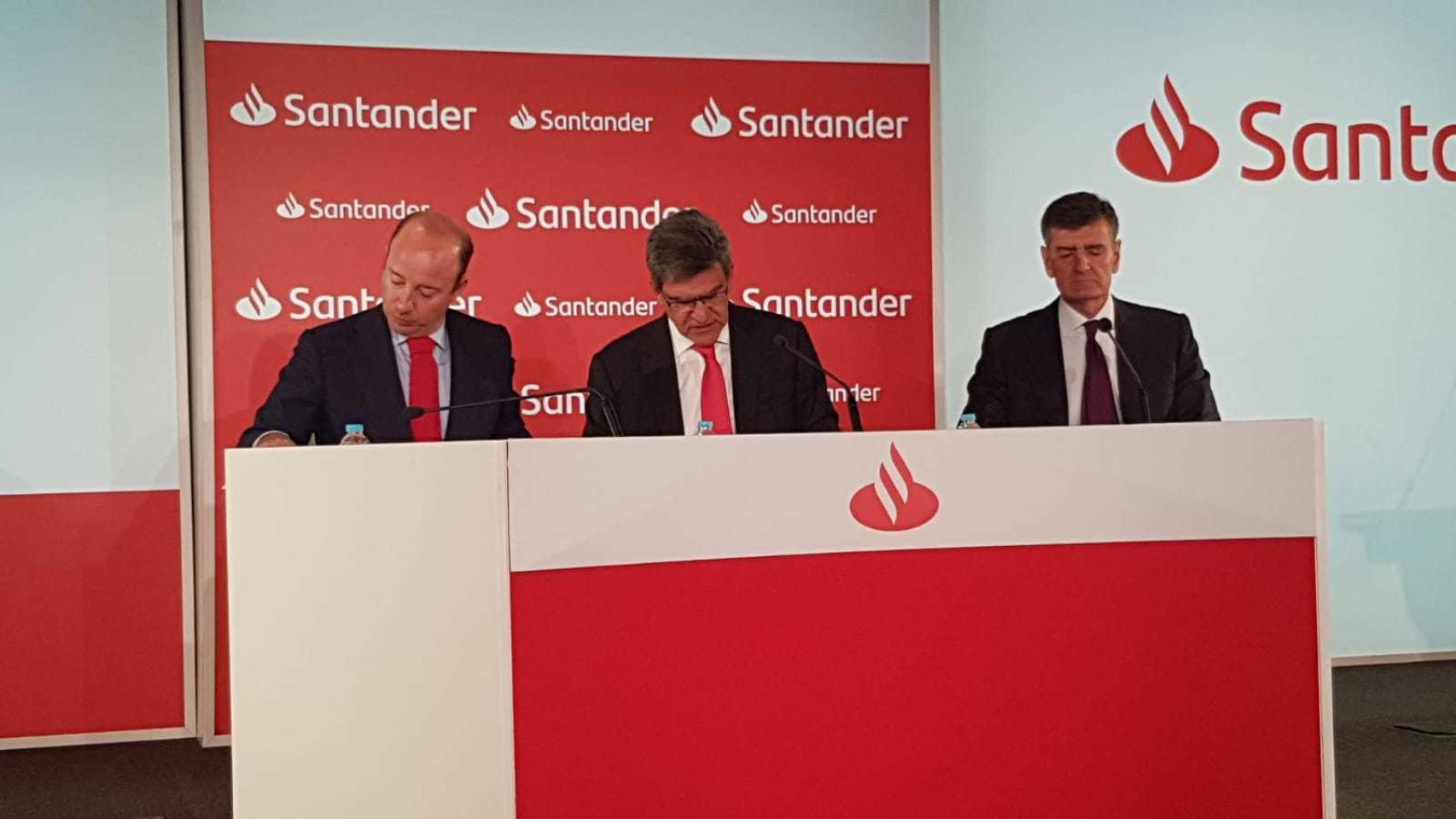 Juan Manuel Cendoya, DIRCOM del Santander; José Antonio Álvarez, CEO del grupo y José García Cantera, director financiero.