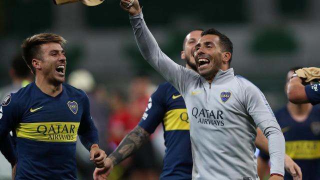 Tévez celebra el empate de los suyos.