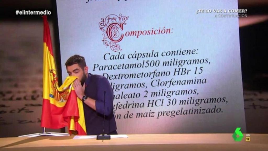 Dani Mateo sonándose con la bandera de españa en un sketch de 'El Intemedio'.