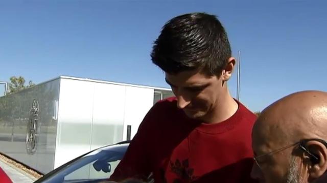 El bonito detalle de Courtois con un aficionado en silla de ruedas