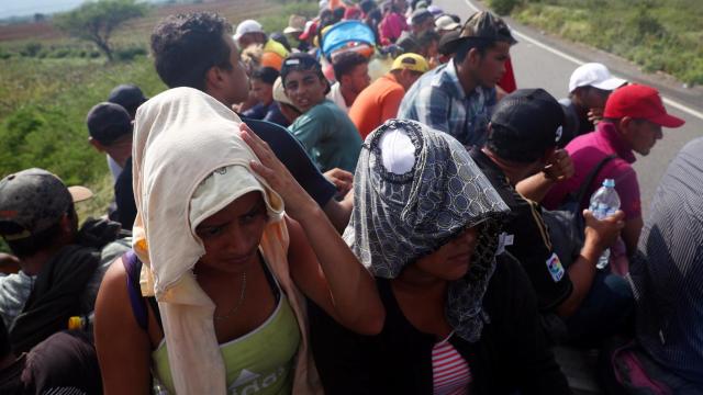 Miembros de la caravana de migrantes que atraviesa México con destino a la frontera con EEUU.