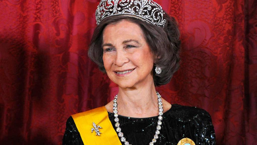 La reina Sofía con la tiara de la flor de lis durante la cena de gala en el Palacio Real por la visita del presidente de México.