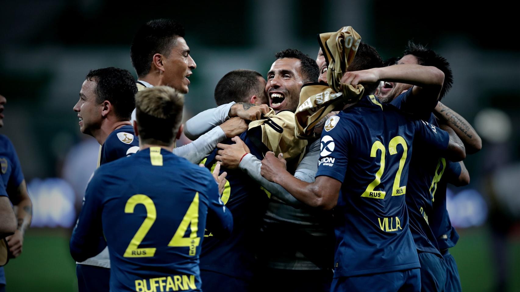 Tévez celebra junto a sus compañeros el pase a la final.