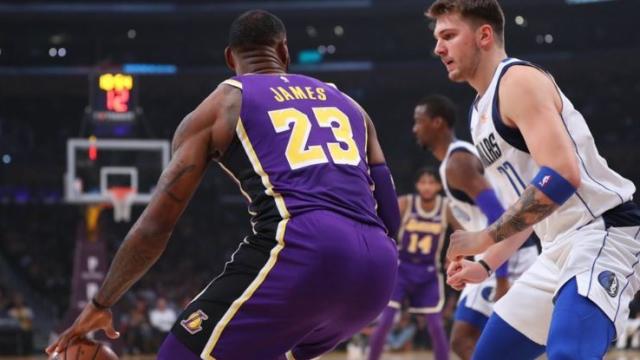 LeBron James encara a Luka Doncic. Foto: Twitter (@Lakers)