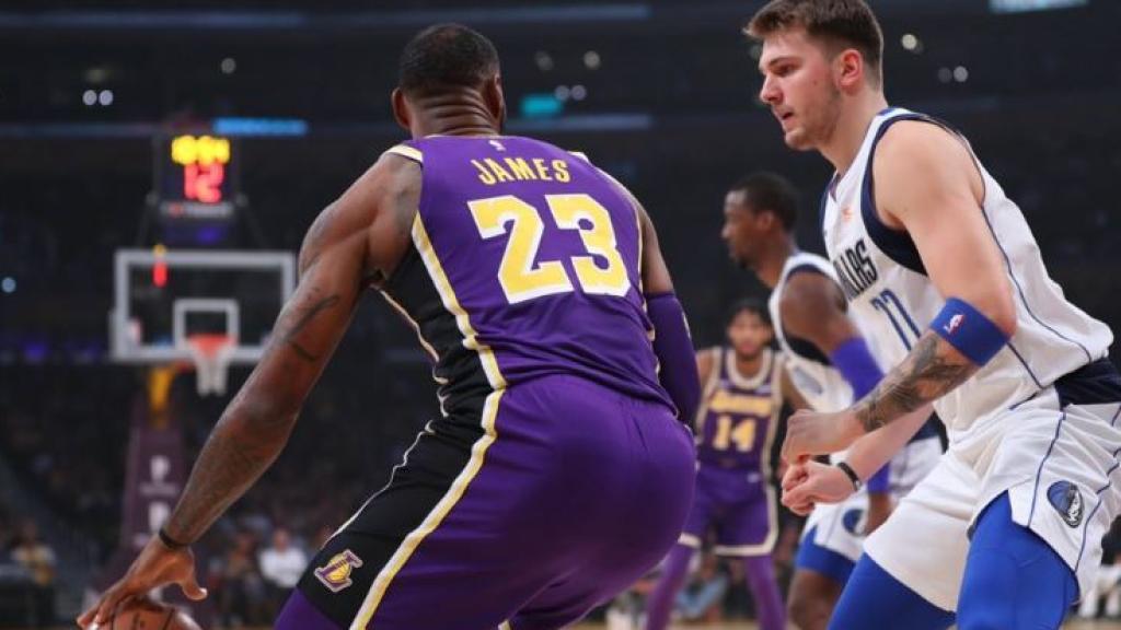 LeBron James encara a Luka Doncic. Foto: Twitter (@Lakers)